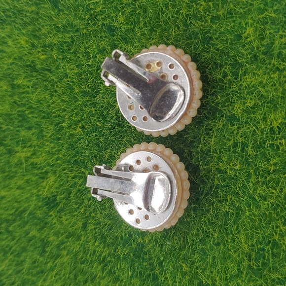 Bridal Elegant Cream Pearl Clip On Earrings E1027 - Picture 2 of 3